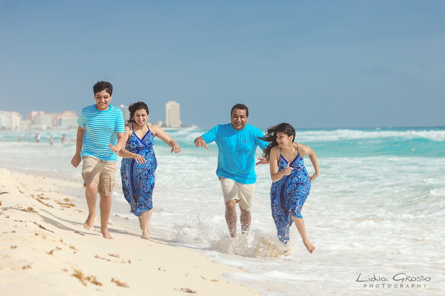 Family beach vacation photos Cancun